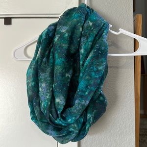 Green infinity scarf